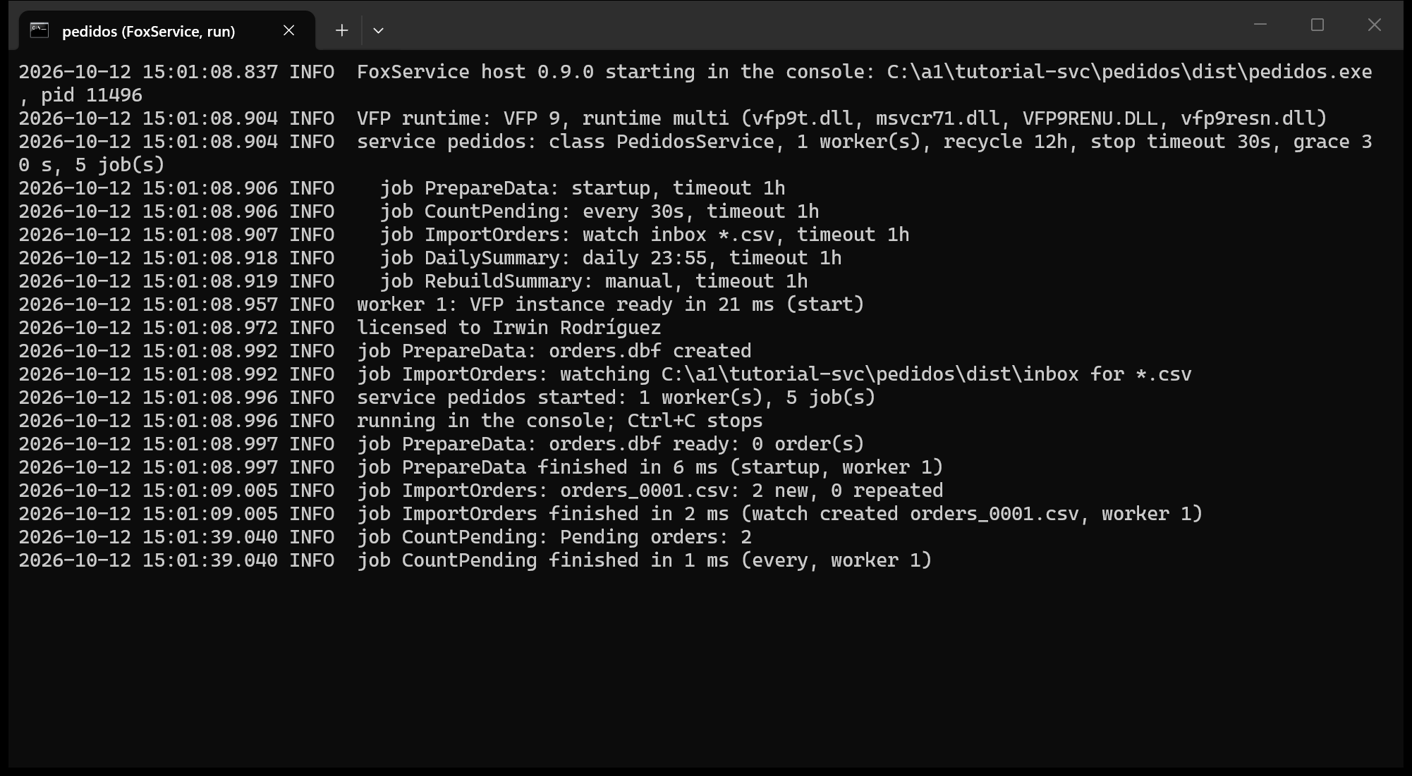 La consola de Ctrl+F8 con el log del servicio: crea orders.dbf, importa orders_0001.csv con 2 pedidos nuevos y a los 30 segundos cuenta 2 pendientes